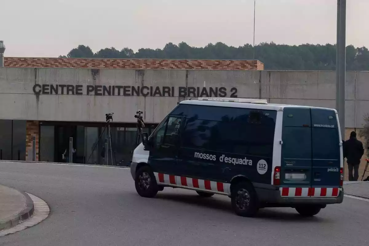 Imagen de la entrada de la prisión Brians 2 con una furgoneta de los Mossos pasando por delante