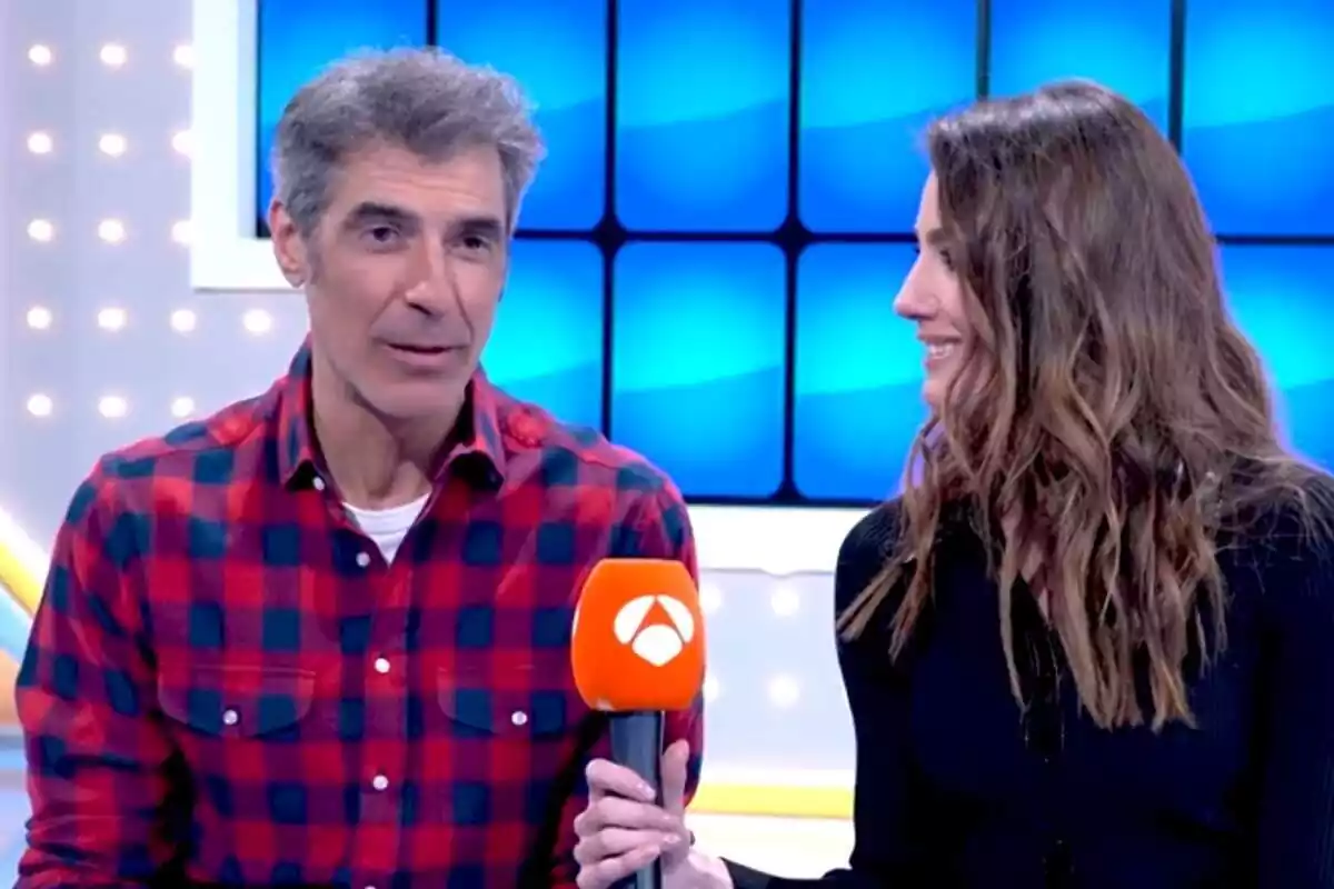 Foto en plano medio de Jorge Fernández en una entrevista con Antena 3 hablando en el plató de televisión