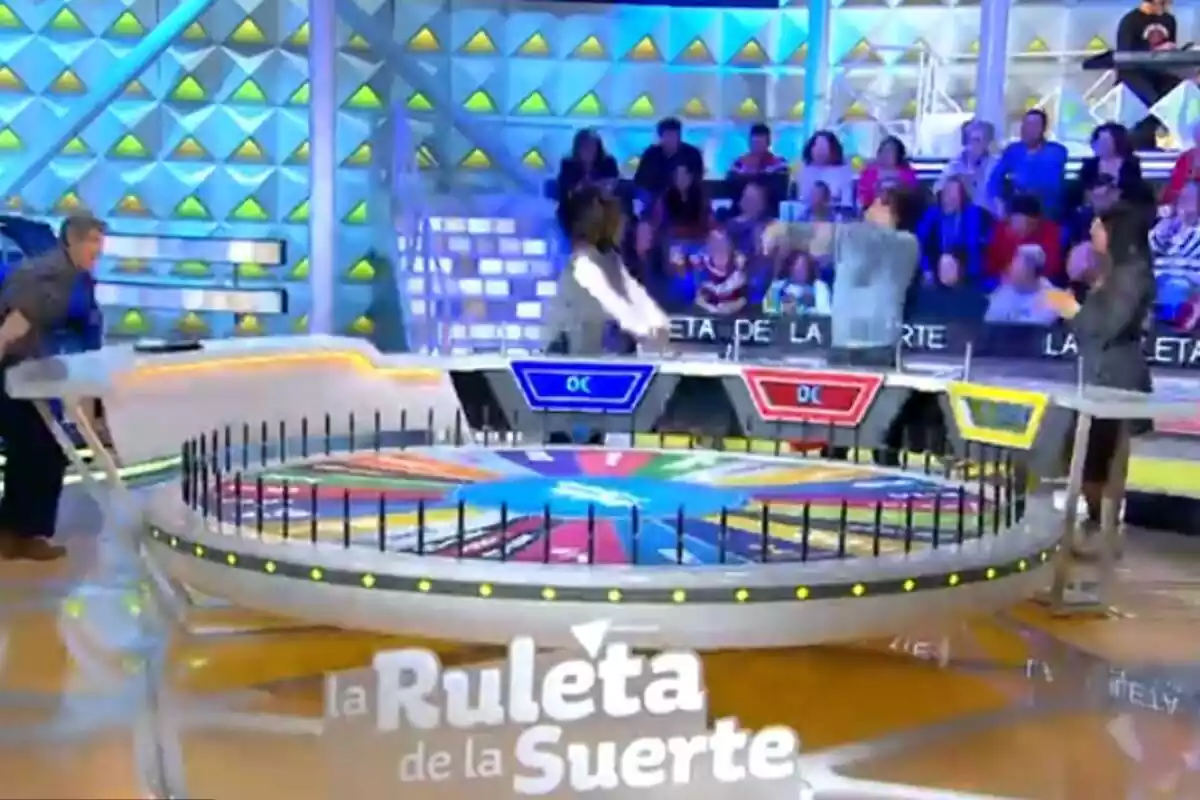 Captura de 'La Ruleta de la Suerte' con Jorge Fernández y los concursantes haciendo la ola con el público el 20 de febrero de 2024