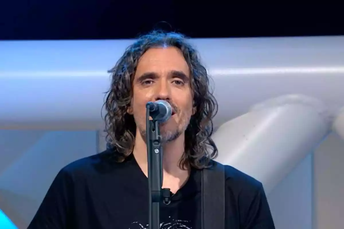 Captura de 'La Ruleta de la Suerte' con Joaquín Padilla cantando con una camiseta negra