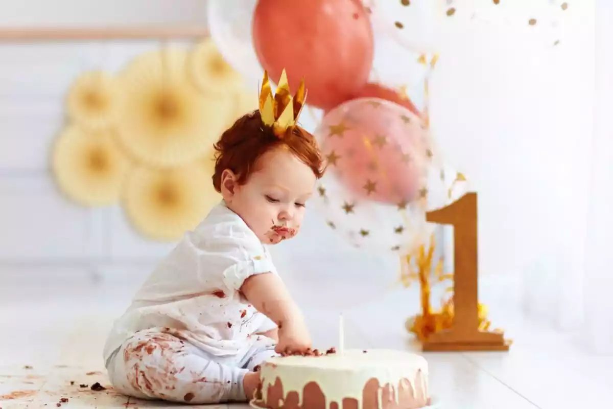 Bebé con una tarta