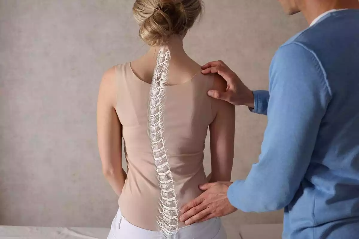 Columna vertebral de una mujer de espaldas