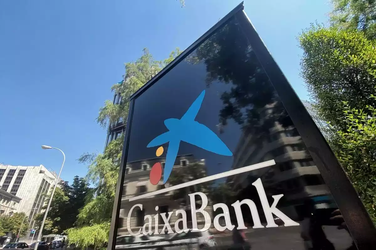 Imagen general de las oficinas de CaixaBank con el logo azul y negro del banco en primer plano