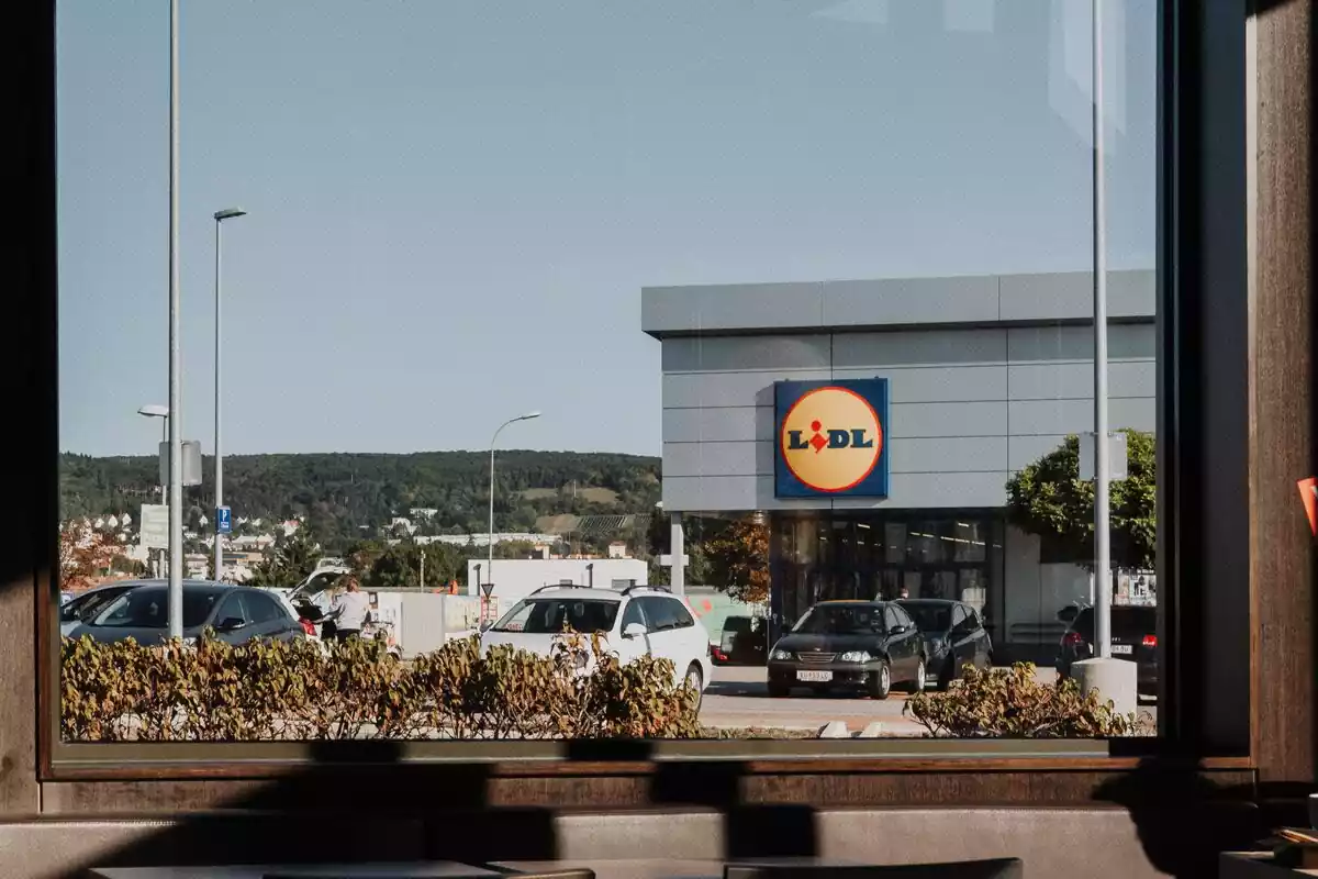 Imágen del logo del supermercado Lidl en la parte de fuera de una de sus superficies