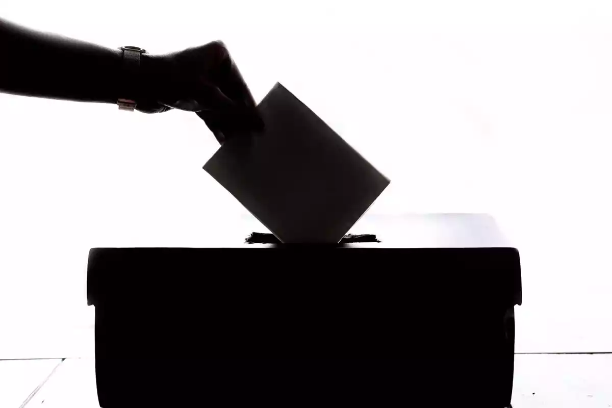 Persona votando en las urnas
