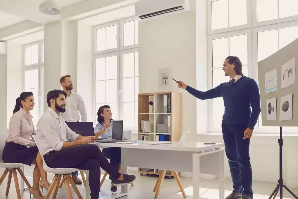 Hombre hablando frente a un grupo de personas