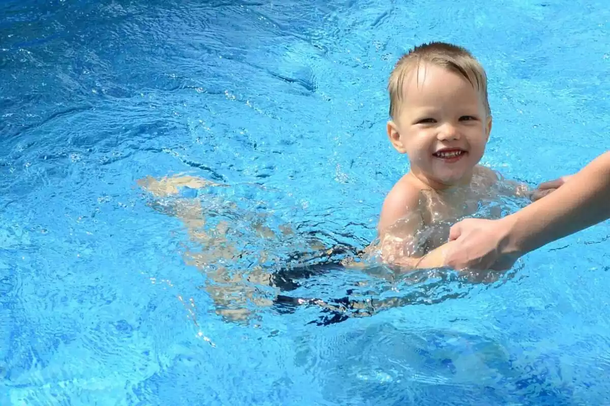 Niño en la piscina