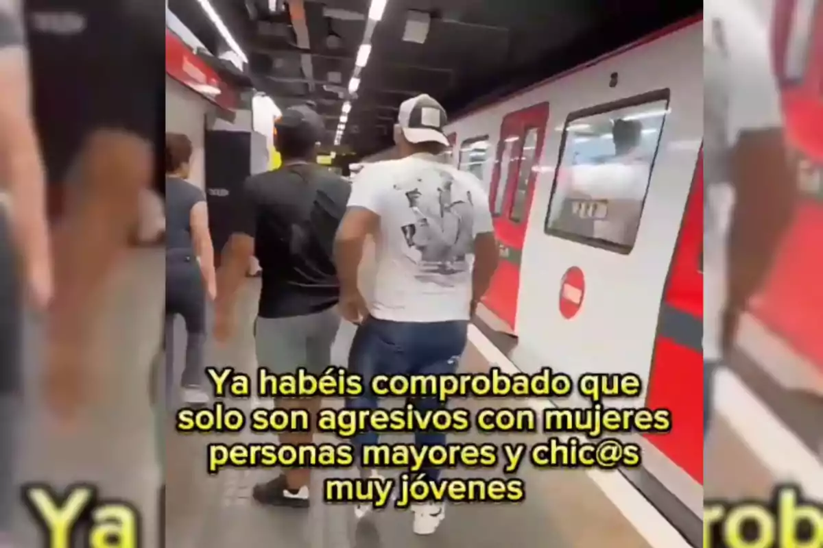 Personas caminando en un andén de metro junto a un tren, con un texto en amarillo que dice que solo son agresivos con mujeres, personas mayores y chicos muy jóvenes