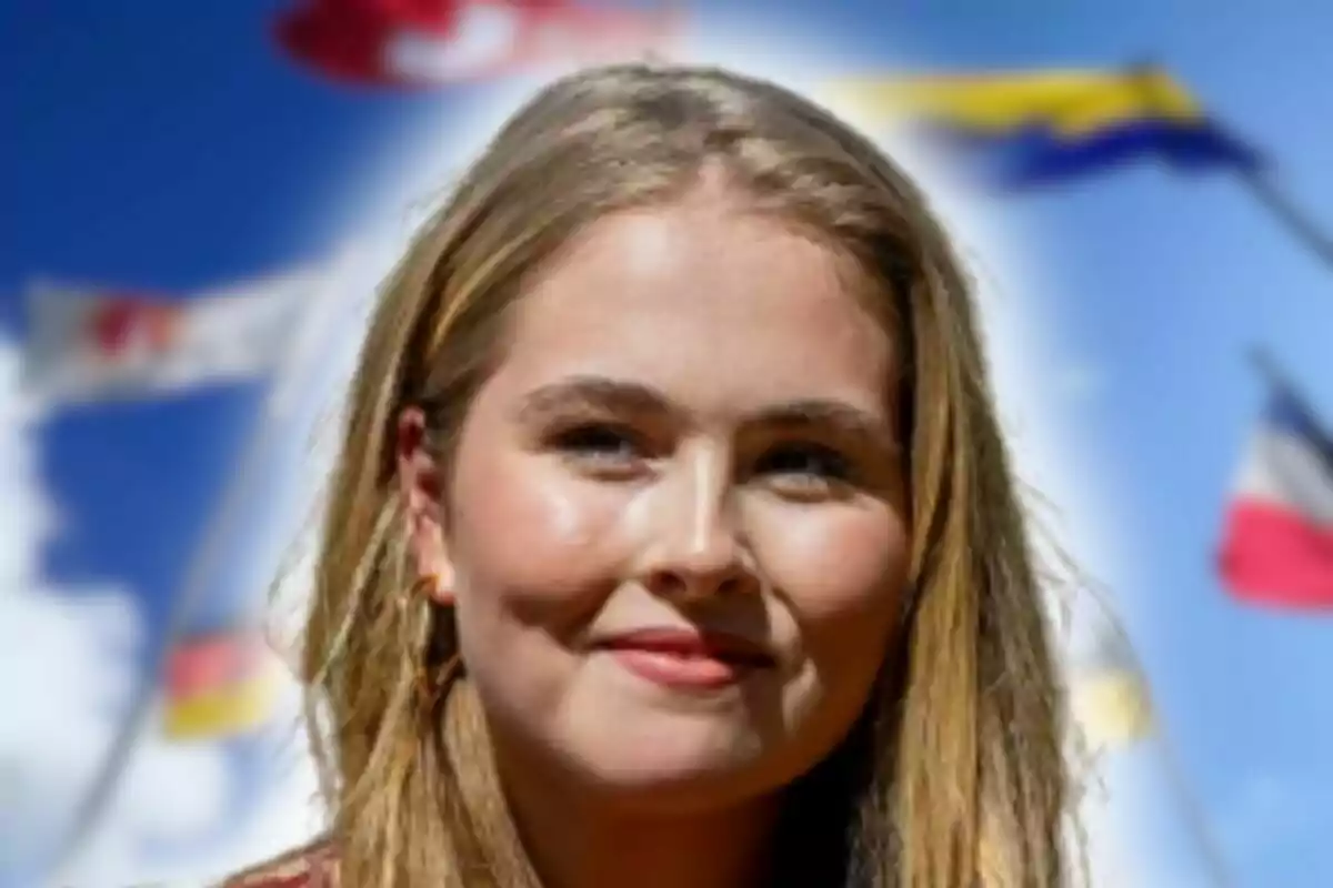 Montaje de fotos de primer plano de Amalia de Holanda sonriente con varias banderas desenfocadas al fondo y cielo azul. Montaje de fotos de primer plano de Amalia de Holanda sonriente con varias banderas desenfocadas al fondo y cielo azul.