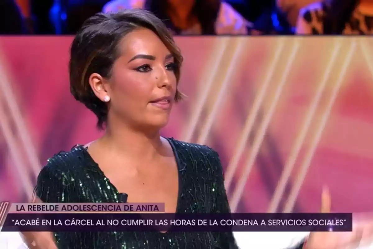 Anita Williams, de cabello corto y oscuro con vestido verde brillante, en el programa '¡De Viernes!' Anita Williams, de cabello corto y oscuro con vestido verde brillante, en el programa '¡De Viernes!'