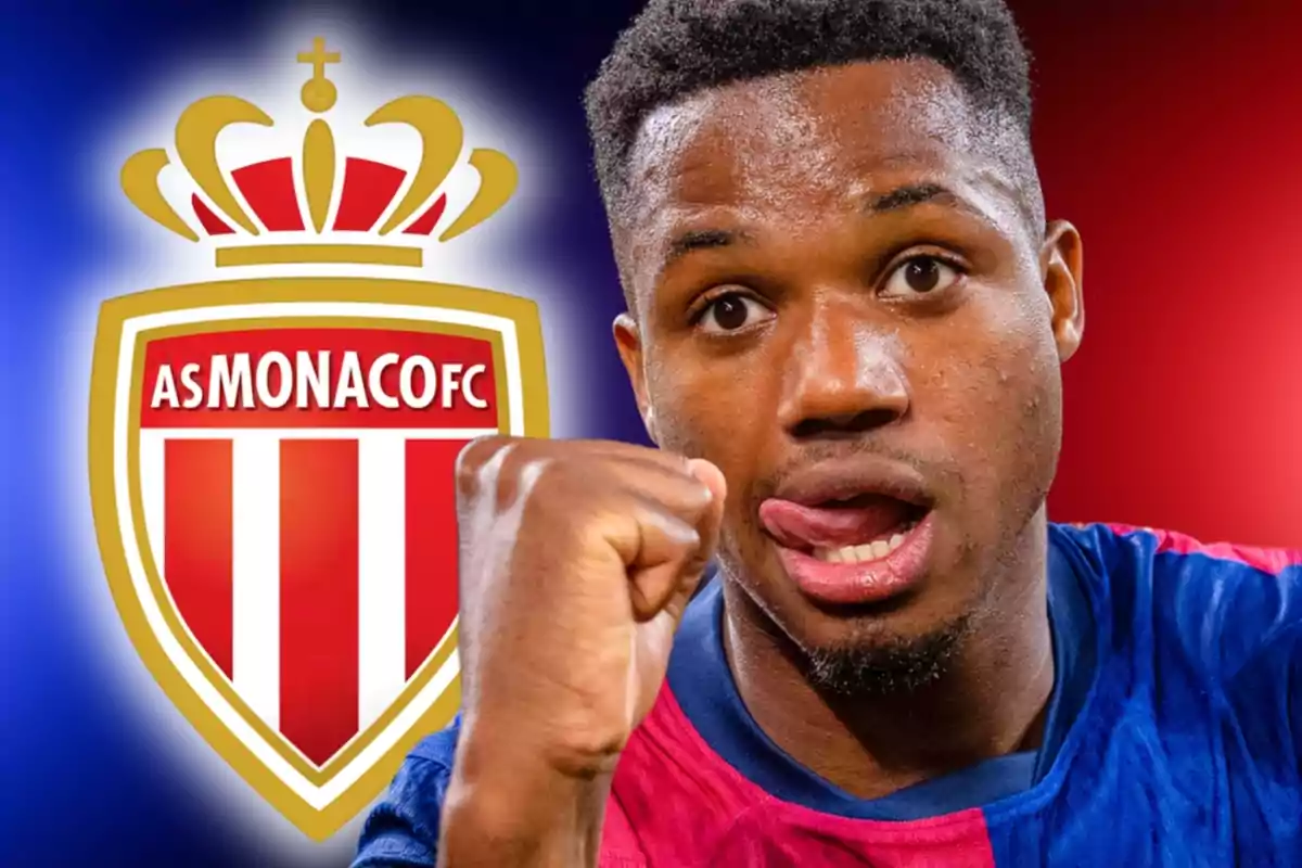 Futbolista celebrando con el escudo del AS Monaco FC de fondo