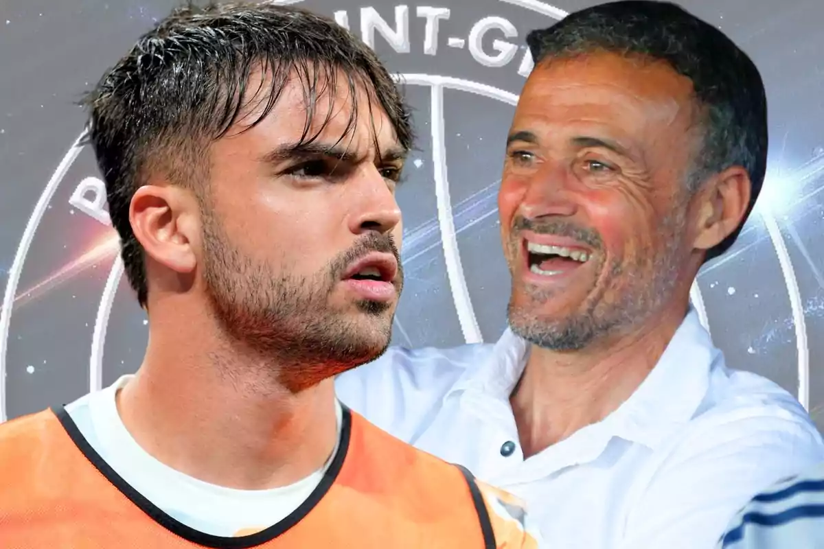 Un futbolista con chaleco naranja y un hombre sonriente al fondo con el logo del PSG detrás