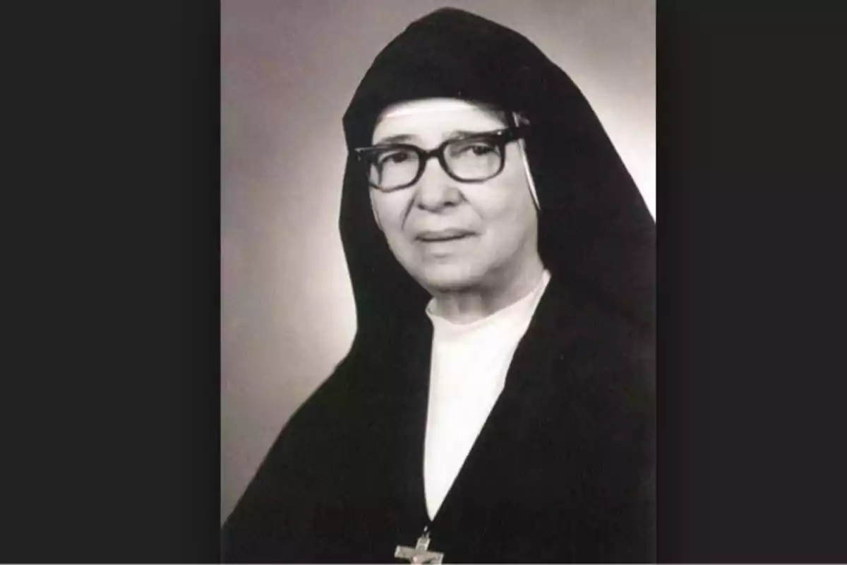 Monja con gafas y hábito religioso en una fotografía en blanco y negro Monja con gafas y hábito religioso en una fotografía en blanco y negro