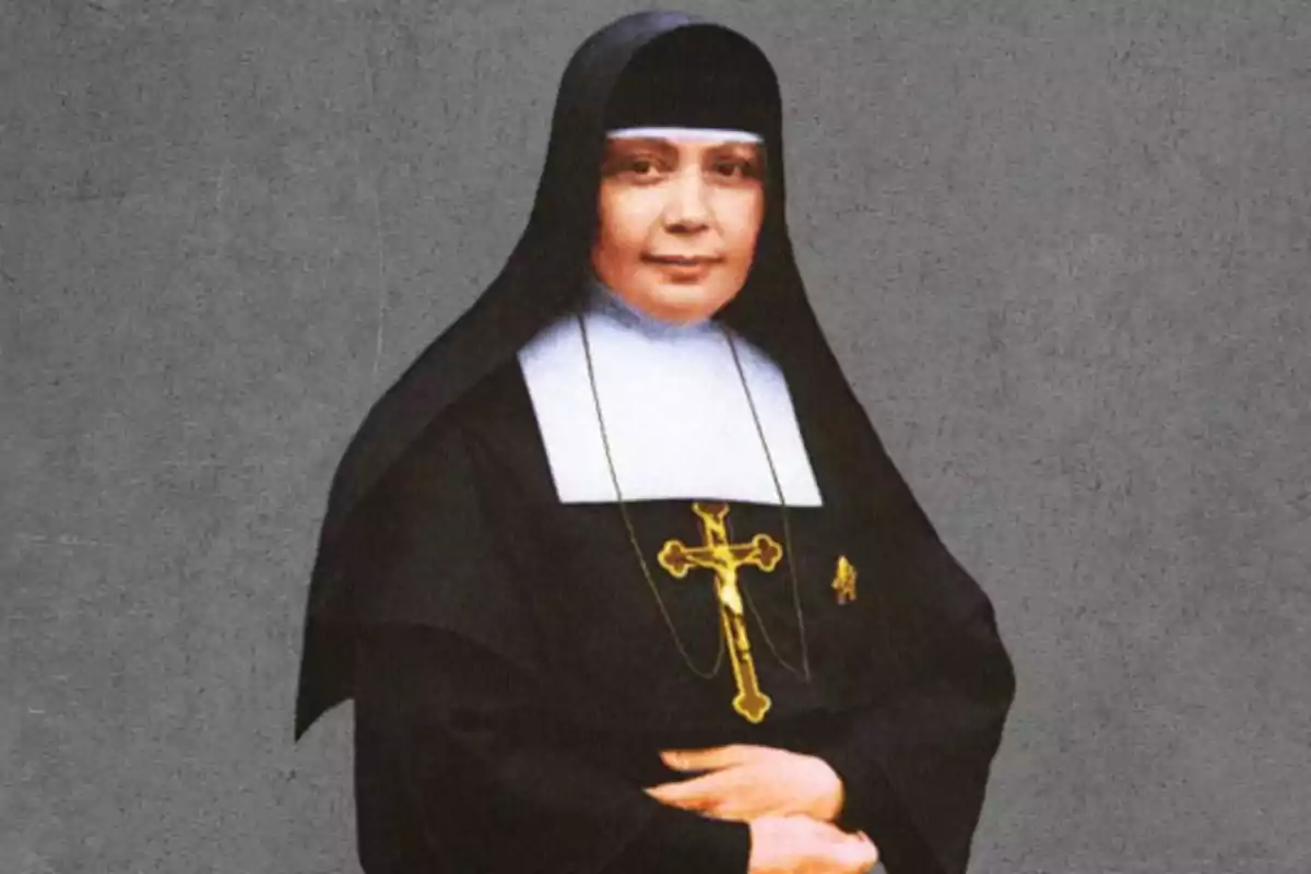 Mujer vestida con hábito de monja negro y blanco con un crucifijo dorado sobre el pecho y fondo gris Mujer vestida con hábito de monja negro y blanco con un crucifijo dorado sobre el pecho y fondo gris