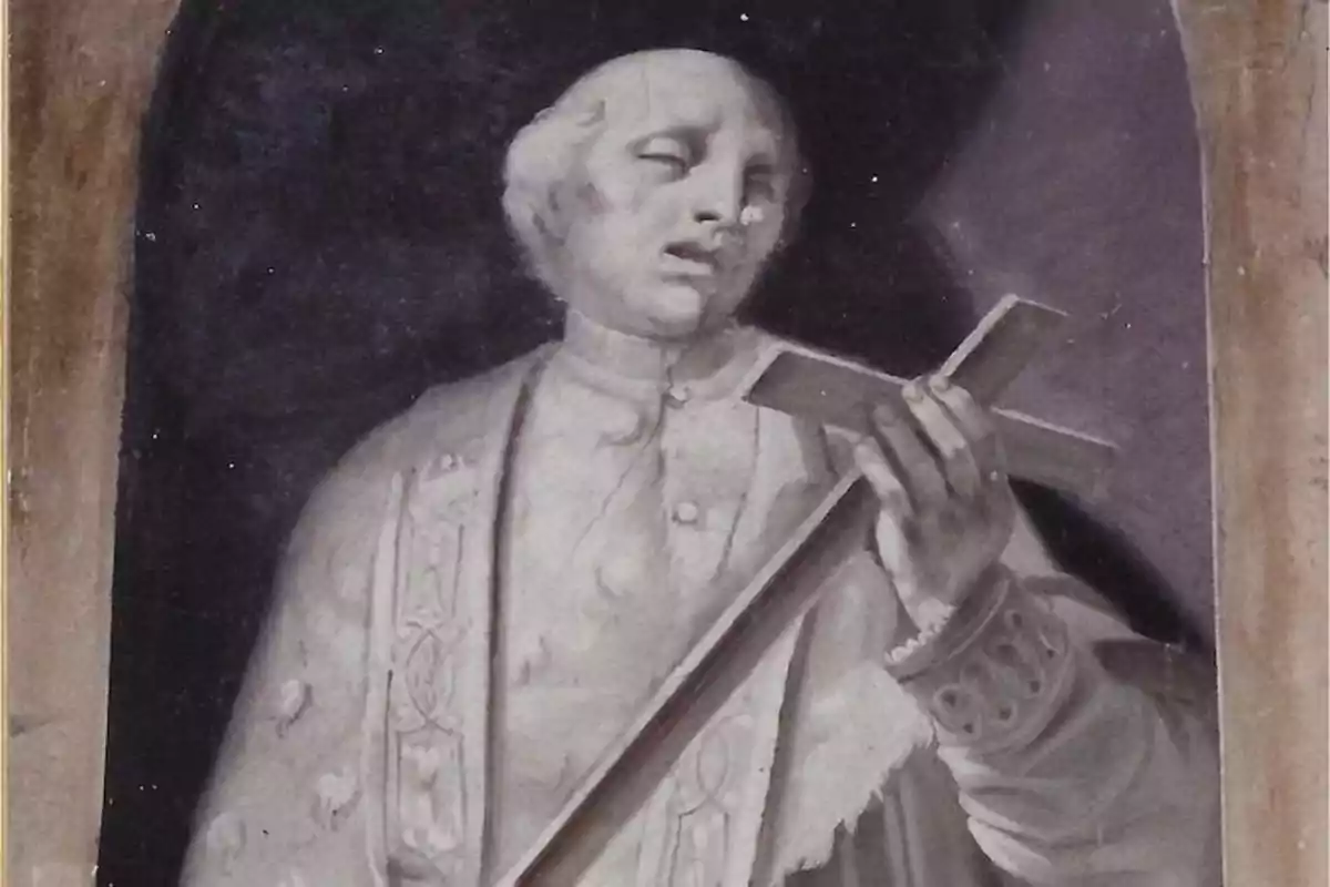 Pintura en tonos grises de un hombre con vestimenta religiosa sosteniendo una cruz en la mano derecha y con expresión solemne Pintura en tonos grises de un hombre con vestimenta religiosa sosteniendo una cruz en la mano derecha y con expresión solemne