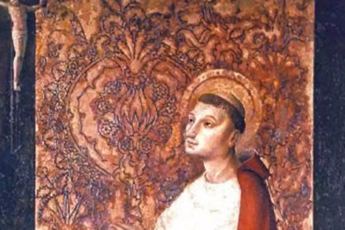 Pintura antigua de un hombre con halo y túnica blanca y roja frente a un fondo decorativo con una figura de Cristo crucificado a la izquierda Pintura antigua de un hombre con halo y túnica blanca y roja frente a un fondo decorativo con una figura de Cristo crucificado a la izquierda