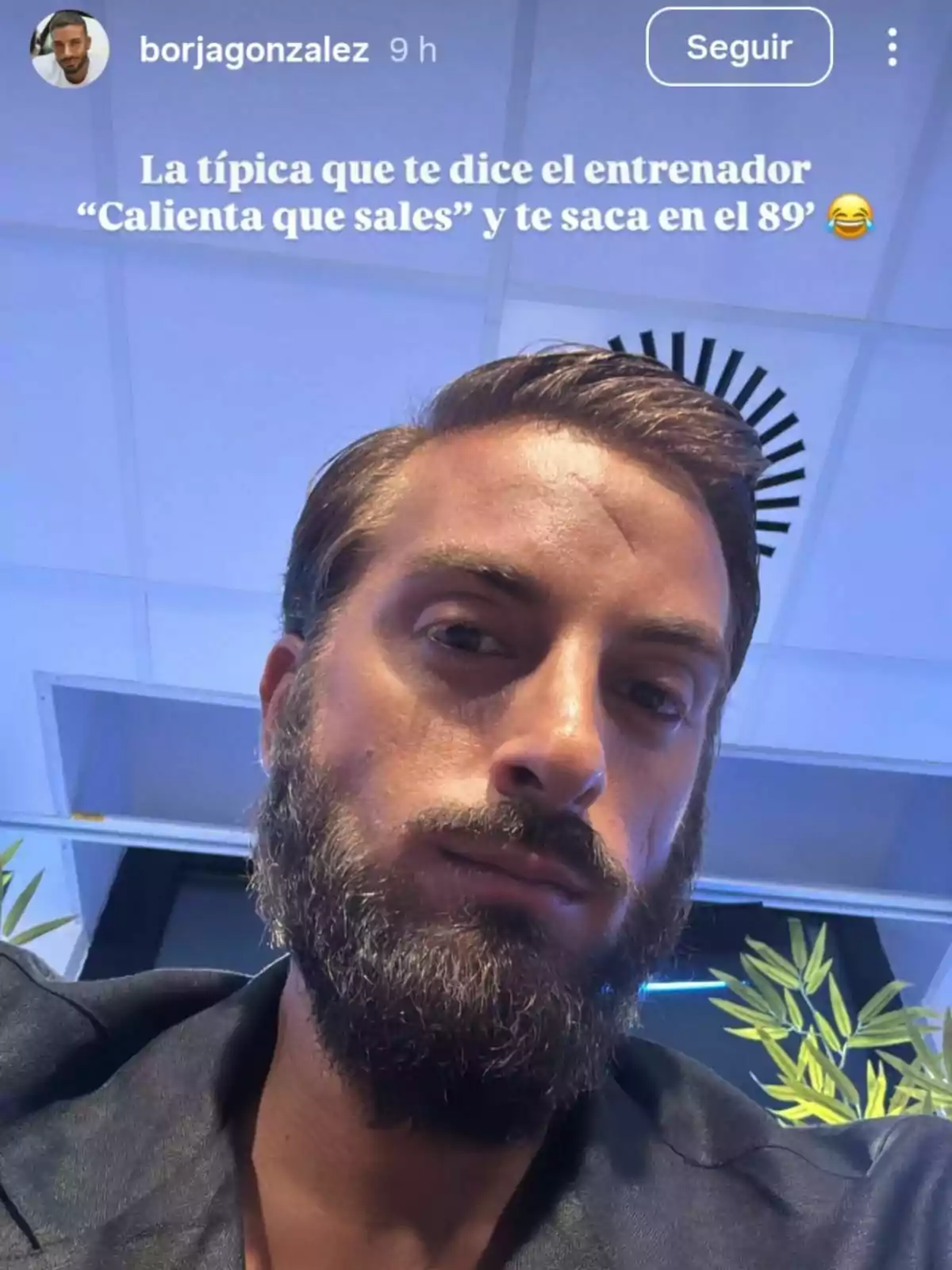 Borja González con barba y cabello corto mirando a la cámara con expresión seria en un entorno interior iluminado del plató de Supervivientes, acompañado de un texto humorístico sobre fútbol en la parte superior de la imagen Borja González con barba y cabello corto mirando a la cámara con expresión seria en un entorno interior iluminado del plató de Supervivientes, acompañado de un texto humorístico sobre fútbol en la parte superior de la imagen