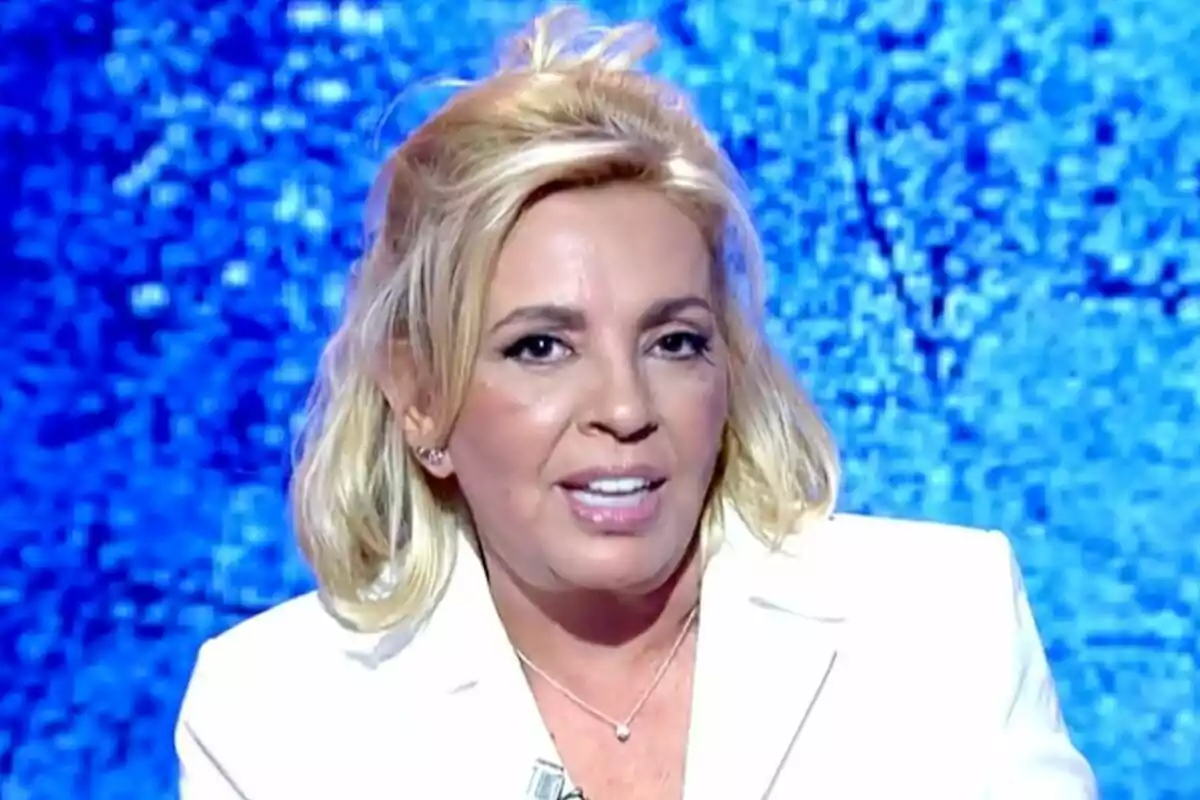 Carmen Borrego rubia con chaqueta blanca hablando frente a un fondo azul en 'Tardear'