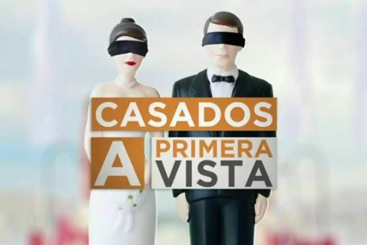 Dos figuras de pastel de boda vestidas de novios con los ojos vendados y el texto Casados a primera vista sobre ellas