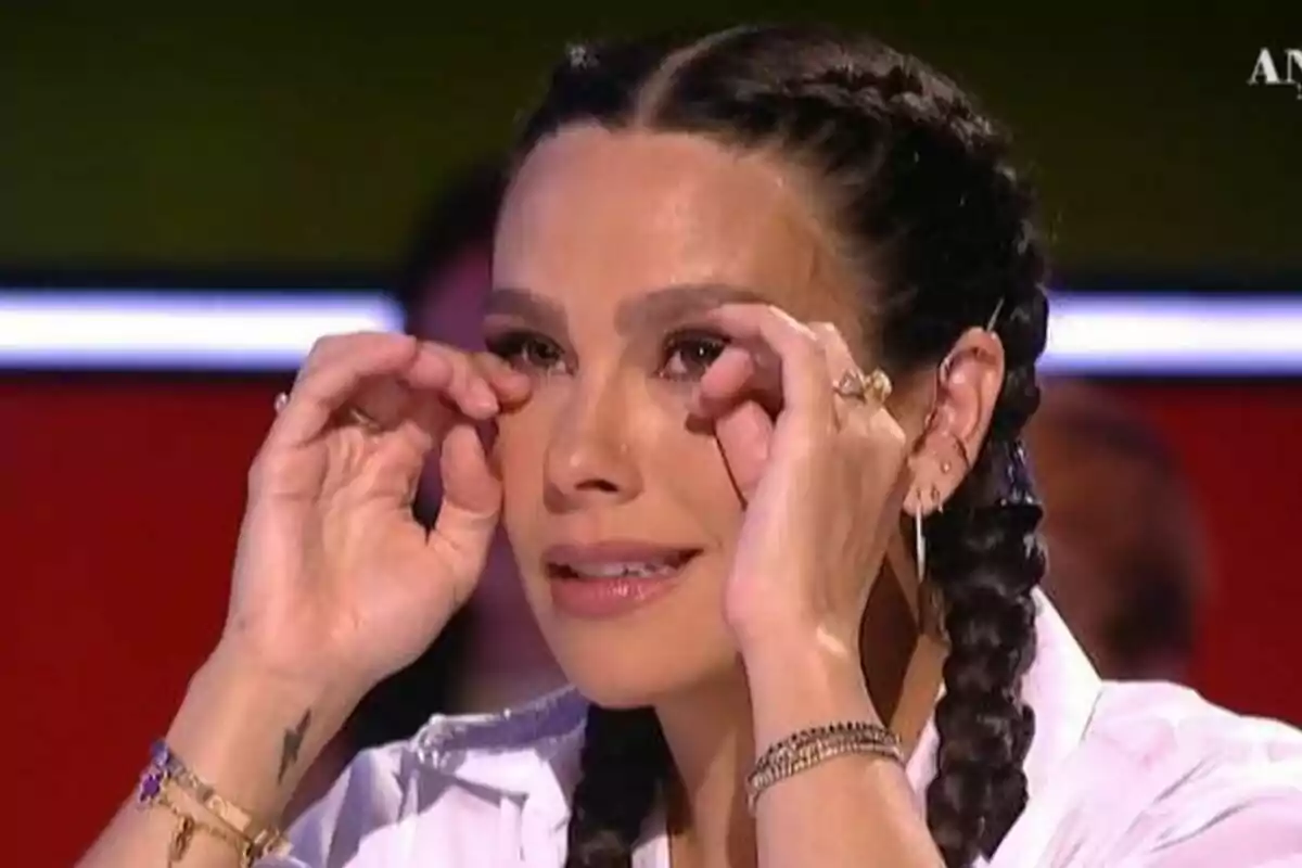 Cristina Pedroche con trenzas y camisa blanca limpiando lágrimas de sus ojos mientras parece emocionada en Zapeando