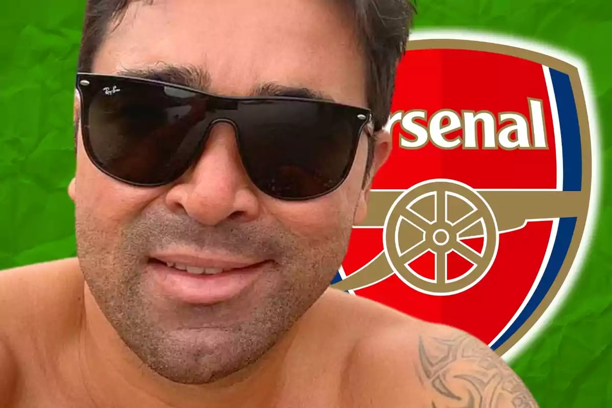 Hombre con gafas de sol y tatuaje en el hombro frente al escudo del Arsenal sobre un fondo verde