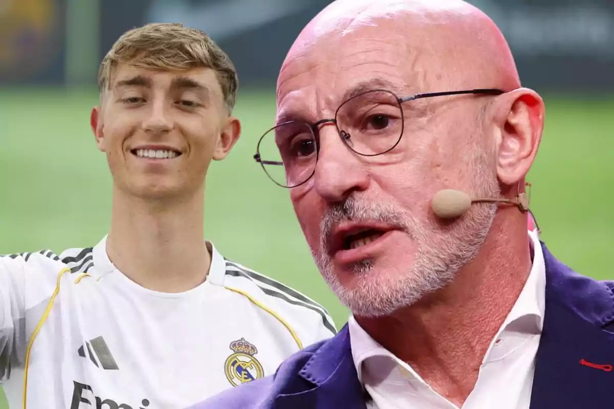 Un joven con camiseta del Real Madrid sonríe mientras un hombre calvo con gafas y micrófono aparece en primer plano