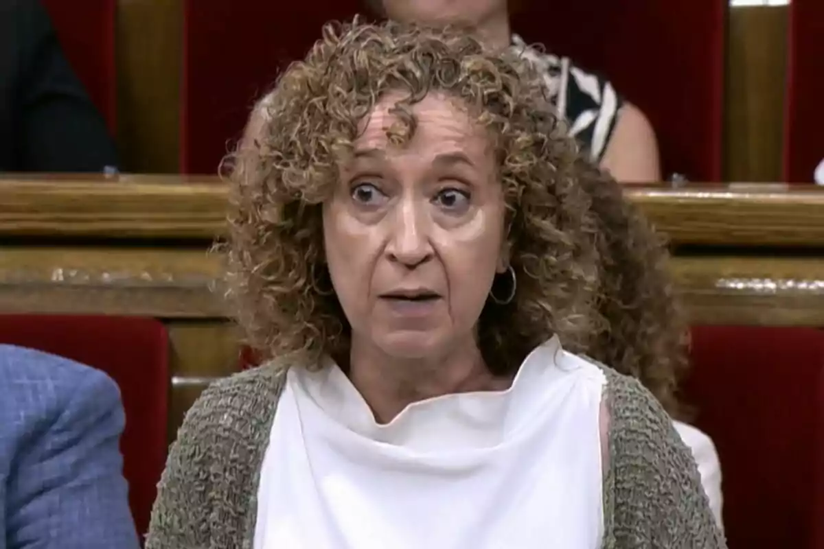 Mujer en el parlamento con el pelo rizado