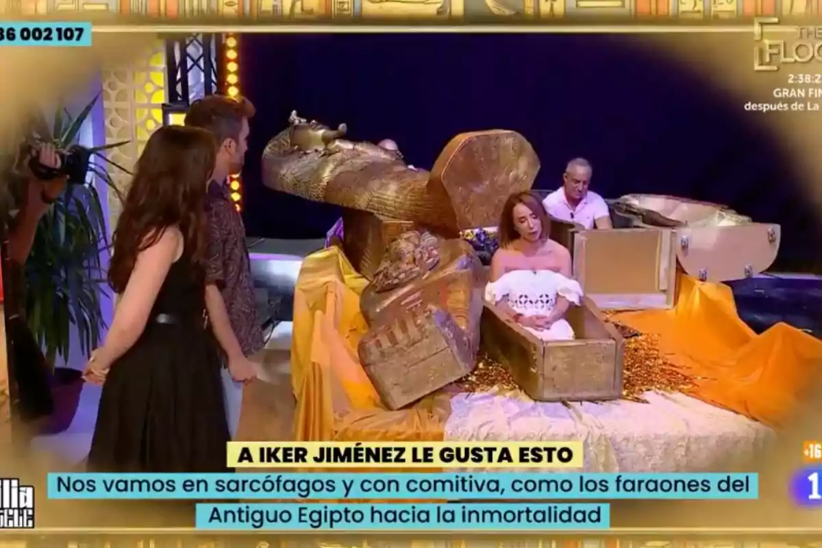 Aitor Albizua, Inés Hernand y María Patiño en 'La familia de la tele' con temática egipcia, donde dos personas están sentadas dentro de sarcófagos y otras dos observan la escena, rodeados de decoraciones doradas y telas, mientras en la pantalla aparecen textos sobre el Antiguo Egipto. Aitor Albizua, Inés Hernand y María Patiño en 'La familia de la tele' con temática egipcia, donde dos personas están sentadas dentro de sarcófagos y otras dos observan la escena, rodeados de decoraciones doradas y telas, mientras en la pantalla aparecen textos sobre el Antiguo Egipto.