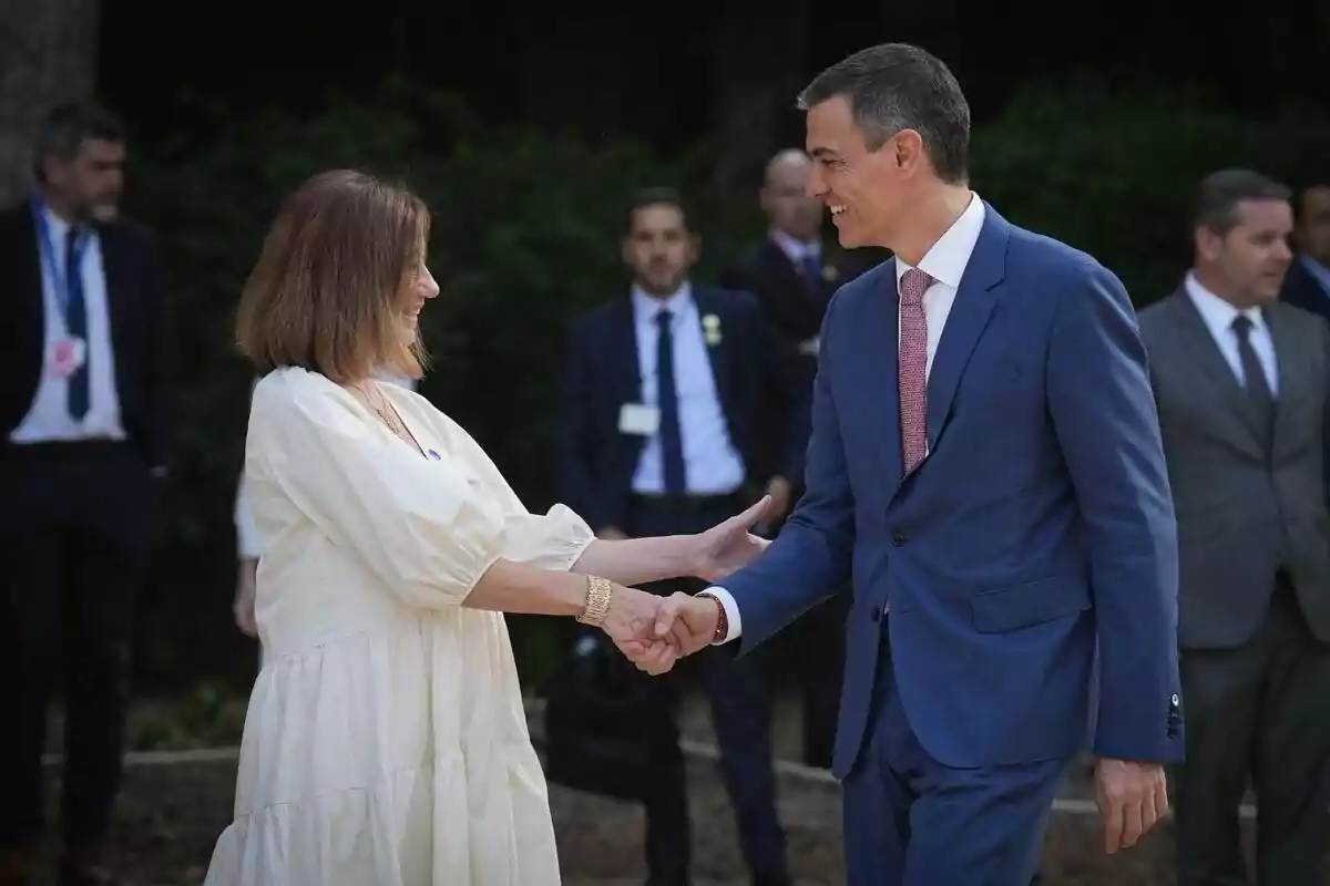 La presidenta del Congreso de los Diputados, Francina Armengol, saluda al presidente del Gobierno, Pedro Sánchez, a su llegada a la XXVIII Conferencia de Presidentes, en Palau de Pedralbes de Barcelona, a 6 de junio de 2025, en Barcelona. La presidenta del Congreso de los Diputados, Francina Armengol, saluda al presidente del Gobierno, Pedro Sánchez, a su llegada a la XXVIII Conferencia de Presidentes, en Palau de Pedralbes de Barcelona, a 6 de junio de 2025, en Barcelona.