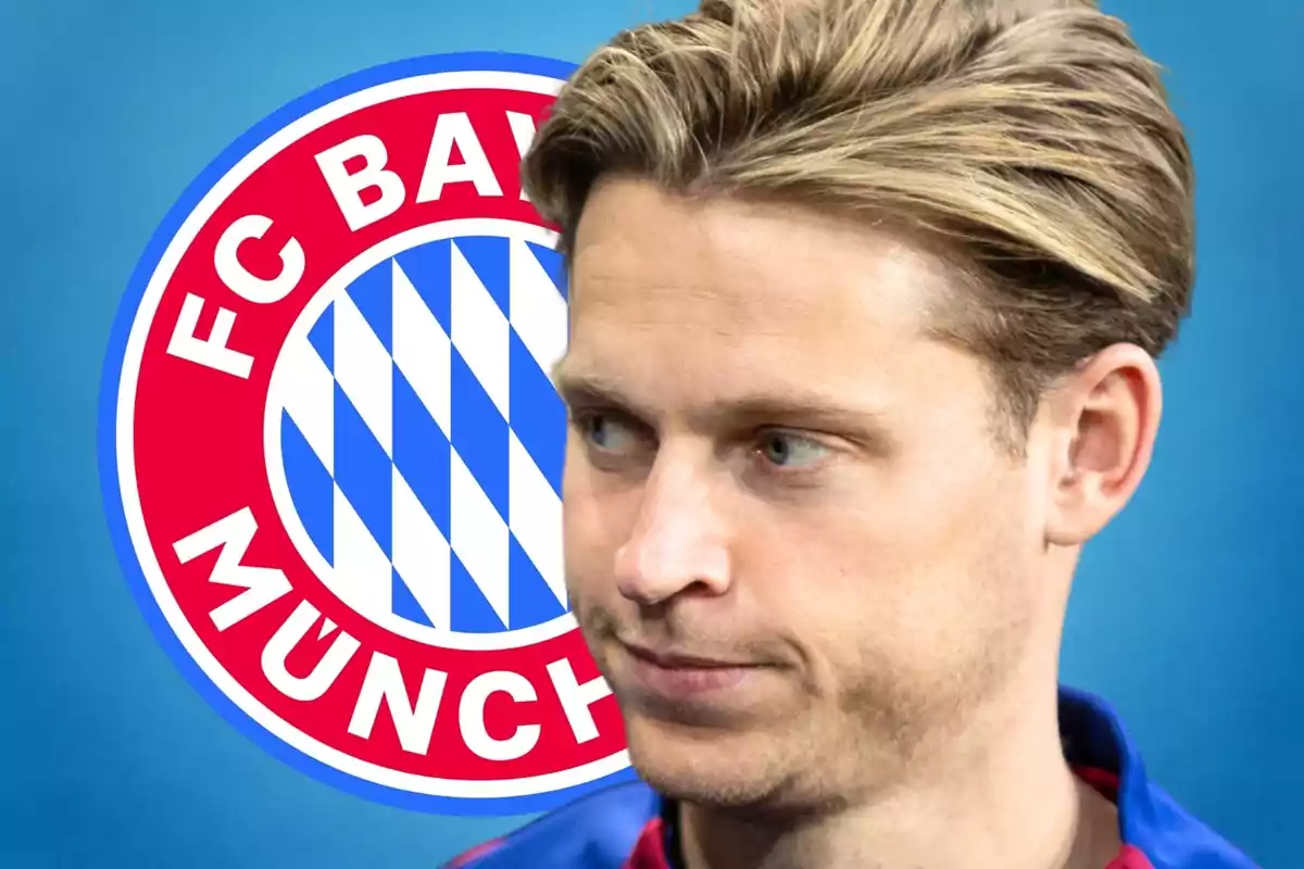 Un hombre rubio con expresión seria aparece en primer plano con el escudo del FC Bayern Múnich de fondo sobre un fondo azul