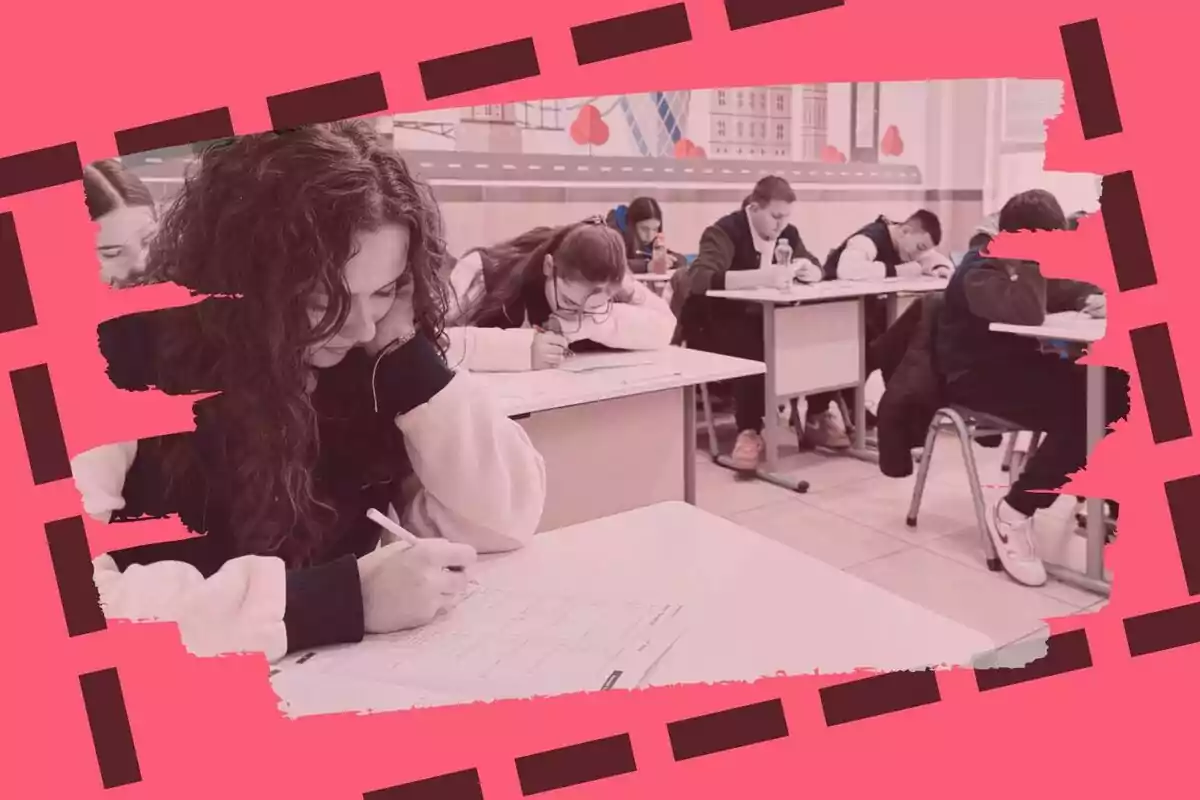 Estudiantes sentados en pupitres dentro de un salón de clases resolviendo exámenes, con un marco decorativo rosa alrededor de la imagen.