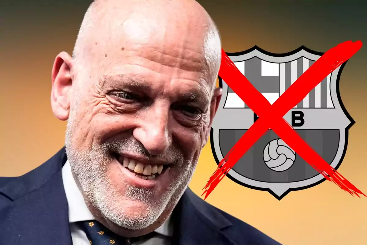 Hombre calvo sonriente con barba canosa y traje oscuro al lado de un escudo en blanco y negro tachado con una gran X roja