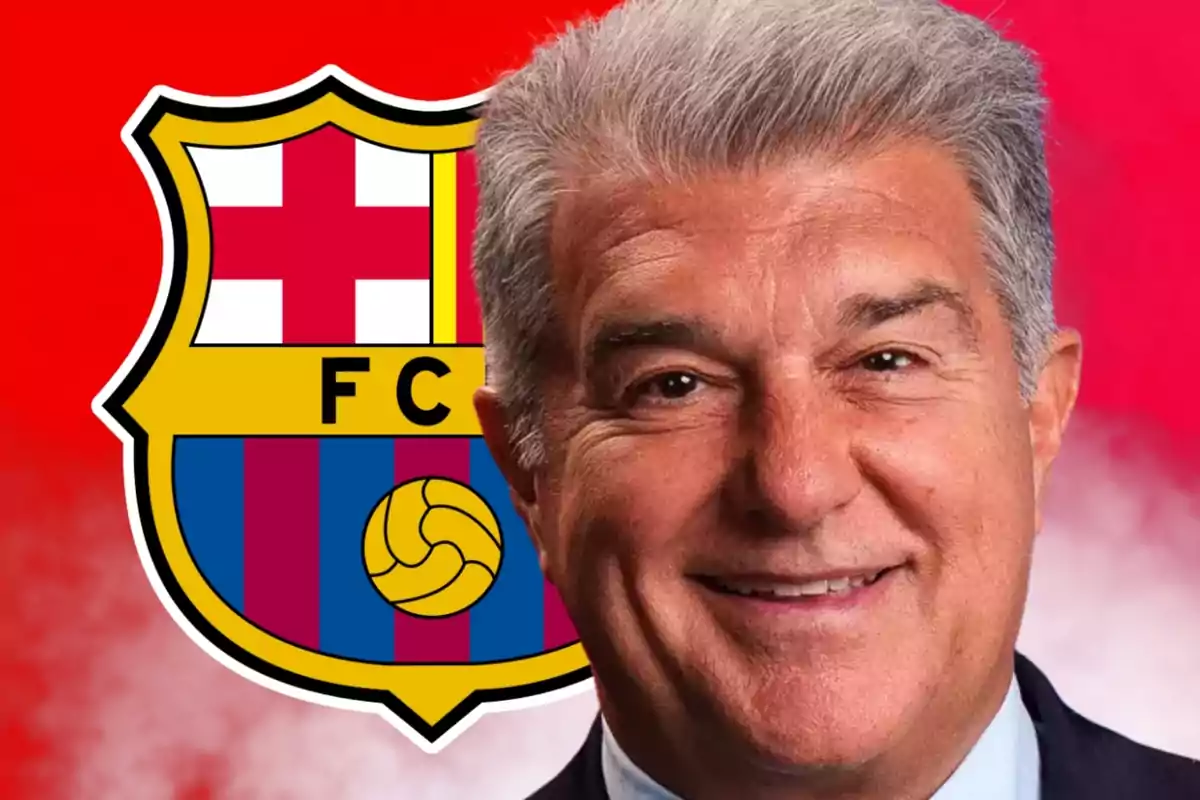 Hombre de cabello canoso sonriente con el escudo del FC Barcelona al fondo sobre un fondo rojo