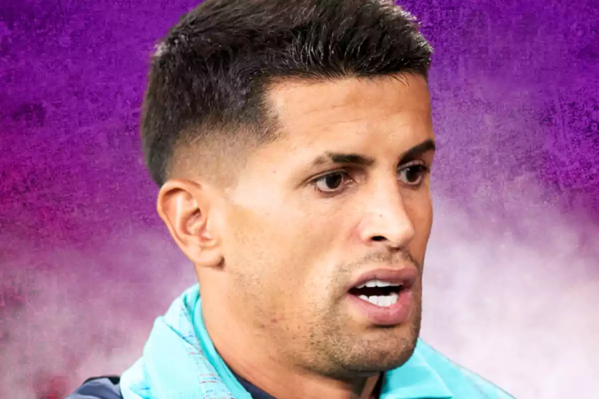 Hombre de cabello corto con expresión seria sobre un fondo morado difuminado