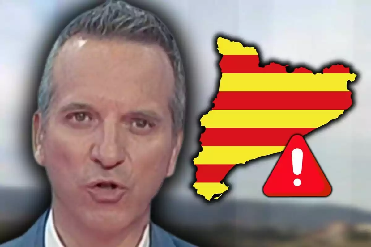 Jofre Janué hablando en primer plano con un mapa de Cataluña con franjas rojas y amarillas y un icono de advertencia rojo al lado.