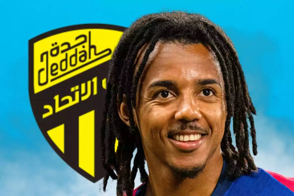 Futbolista sonriente con rastas frente al escudo amarillo y negro de un equipo de fútbol árabe sobre fondo azul