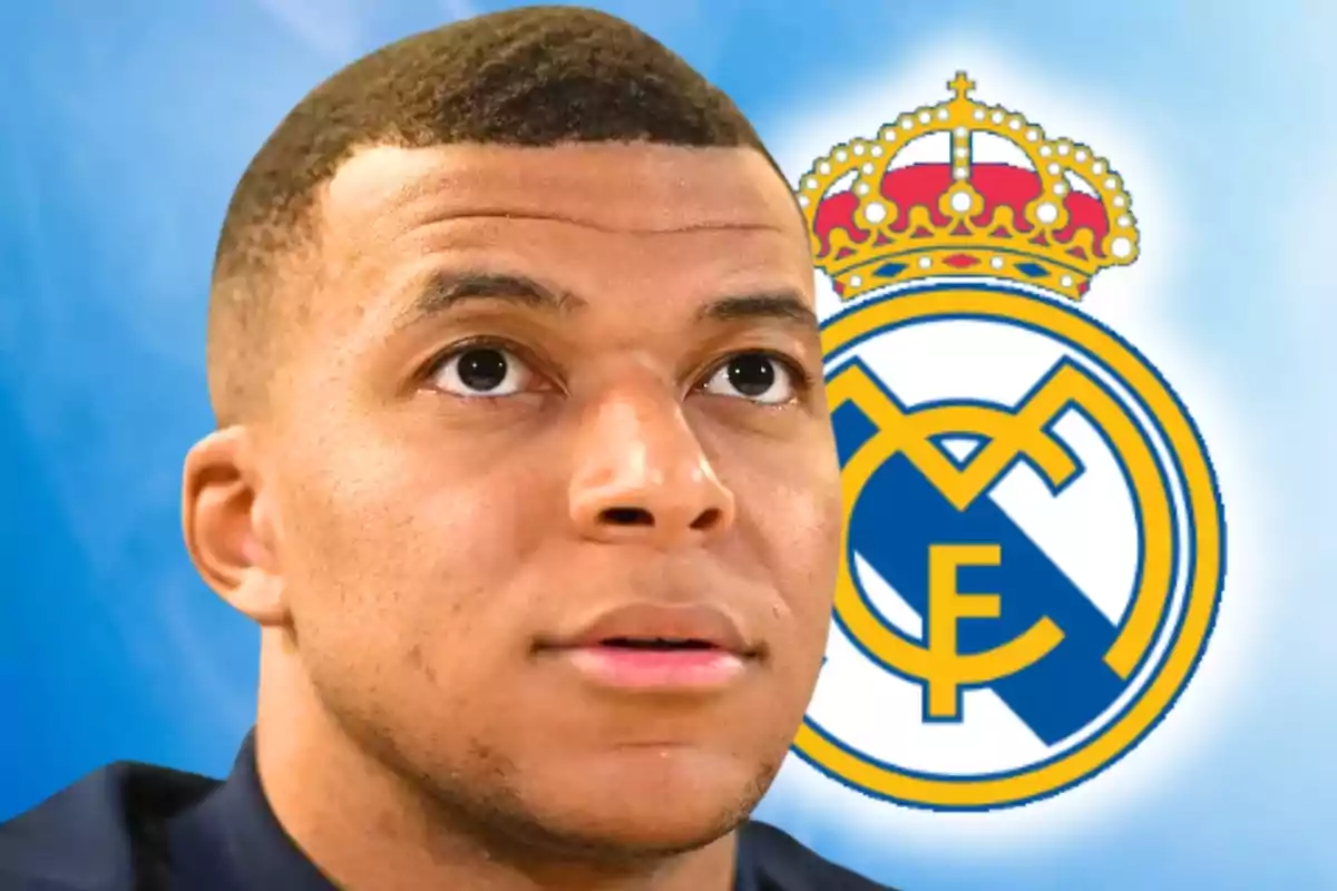 Un futbolista con el escudo del Real Madrid de fondo