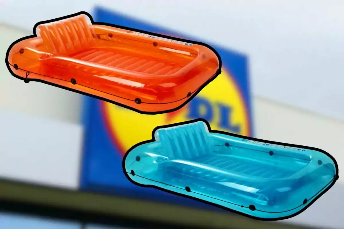 Dos colchonetas inflables de colores naranja y azul flotan frente a un cartel borroso de una tienda. Dos colchonetas inflables de colores naranja y azul flotan frente a un cartel borroso de una tienda.