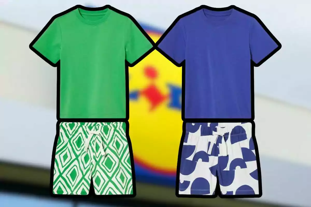 Dos conjuntos de ropa de verano para niños, uno con camiseta verde y shorts con patrón geométrico verde y blanco, y otro con camiseta azul y shorts con diseño abstracto azul y blanco, sobre un fondo desenfocado. Dos conjuntos de ropa de verano para niños, uno con camiseta verde y shorts con patrón geométrico verde y blanco, y otro con camiseta azul y shorts con diseño abstracto azul y blanco, sobre un fondo desenfocado.