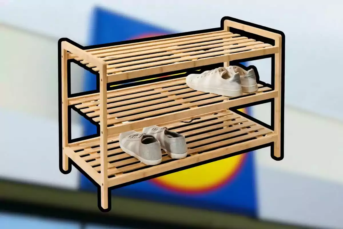 Zapatero de madera de dos niveles con un par de zapatos blancos y otro par de zapatos grises sobre un fondo desenfocado Zapatero de madera de dos niveles con un par de zapatos blancos y otro par de zapatos grises sobre un fondo desenfocado