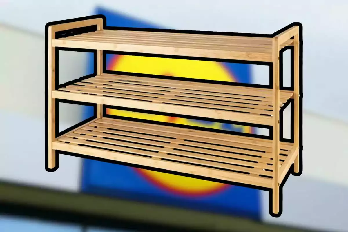 Estante de madera de tres niveles con fondo desenfocado de colores azul, amarillo y rojo Estante de madera de tres niveles con fondo desenfocado de colores azul, amarillo y rojo