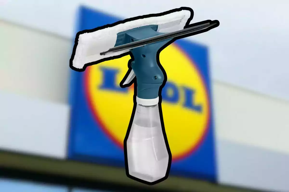 Limpiacristales con pulverizador y esponja frente a un cartel borroso de la tienda Lidl Limpiacristales con pulverizador y esponja frente a un cartel borroso de la tienda Lidl