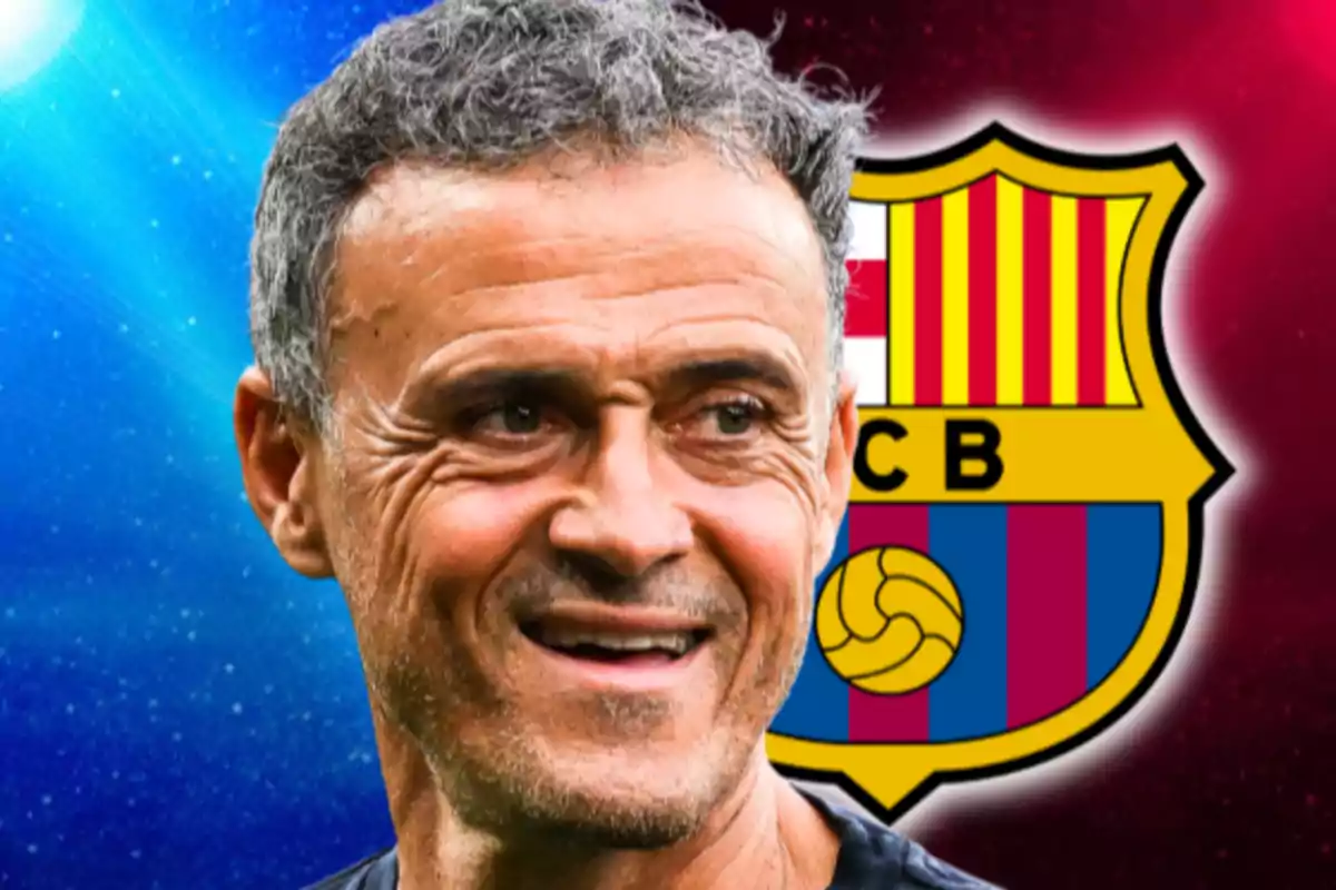 Hombre de cabello canoso sonriendo con el escudo del FC Barcelona de fondo
