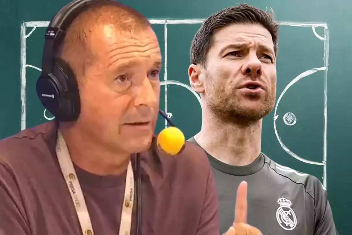 Dos hombres en primer plano, uno con auriculares y micrófono, el otro con camiseta deportiva, al fondo una pizarra táctica de fútbol.