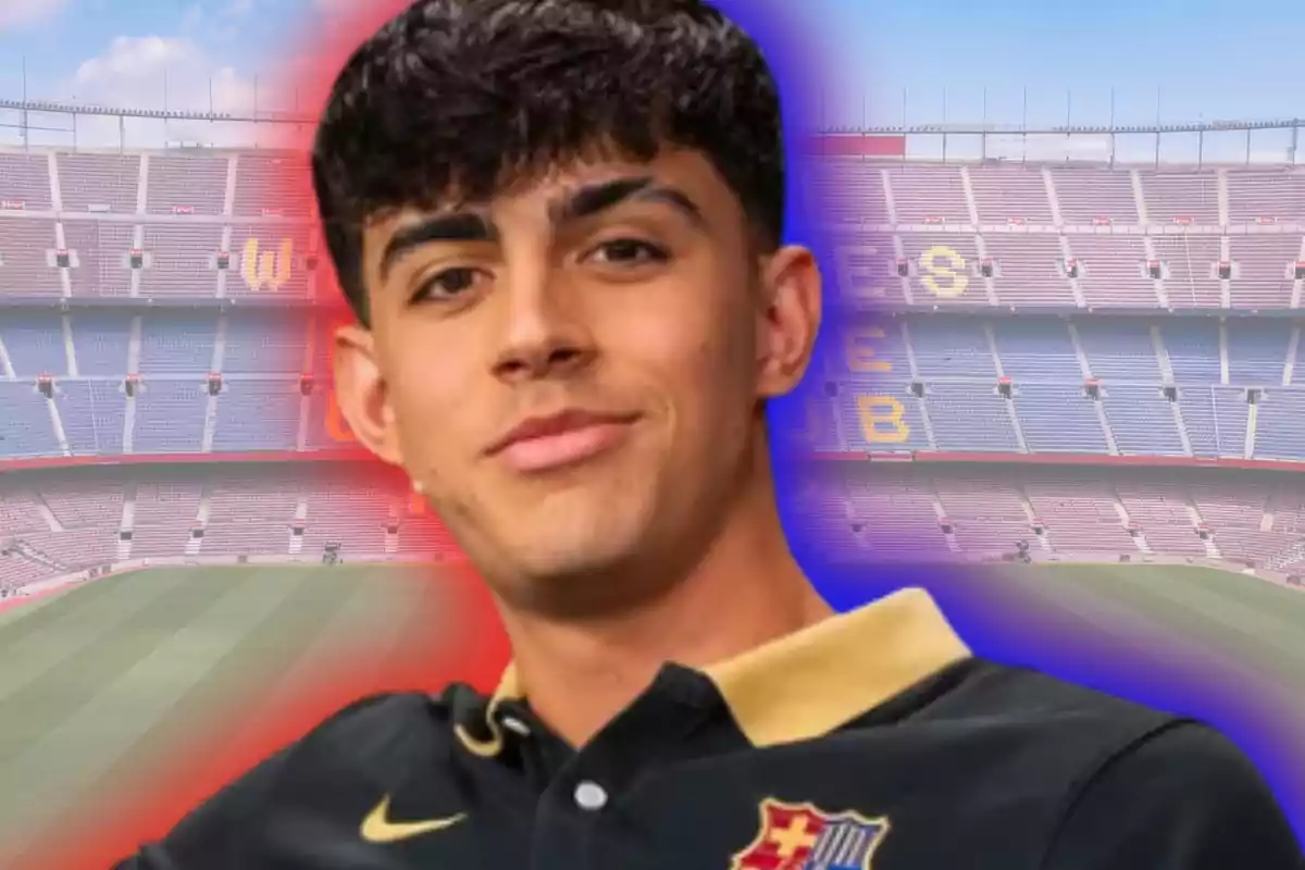 Joven con camiseta del FC Barcelona posando frente a un estadio de fútbol con fondo difuminado en tonos rojo y azul