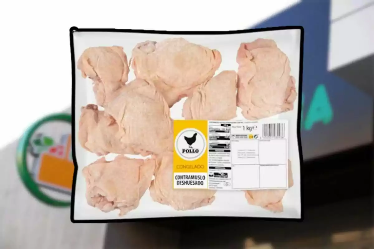 Paquete de contramuslo de pollo deshuesado congelado con etiqueta informativa sobre un fondo borroso de supermercado Paquete de contramuslo de pollo deshuesado congelado con etiqueta informativa sobre un fondo borroso de supermercado