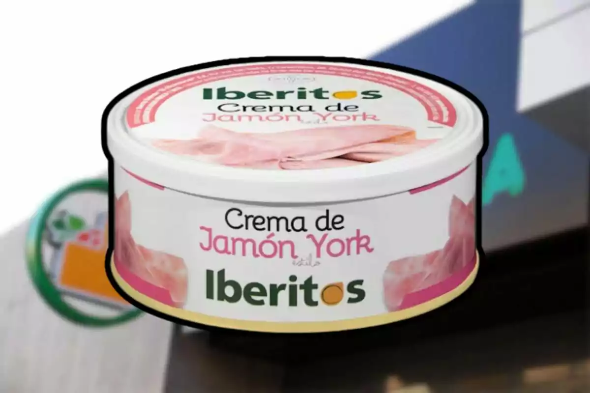 Envase de crema de jamón york de la marca Iberitos sobre un fondo desenfocado Envase de crema de jamón york de la marca Iberitos sobre un fondo desenfocado