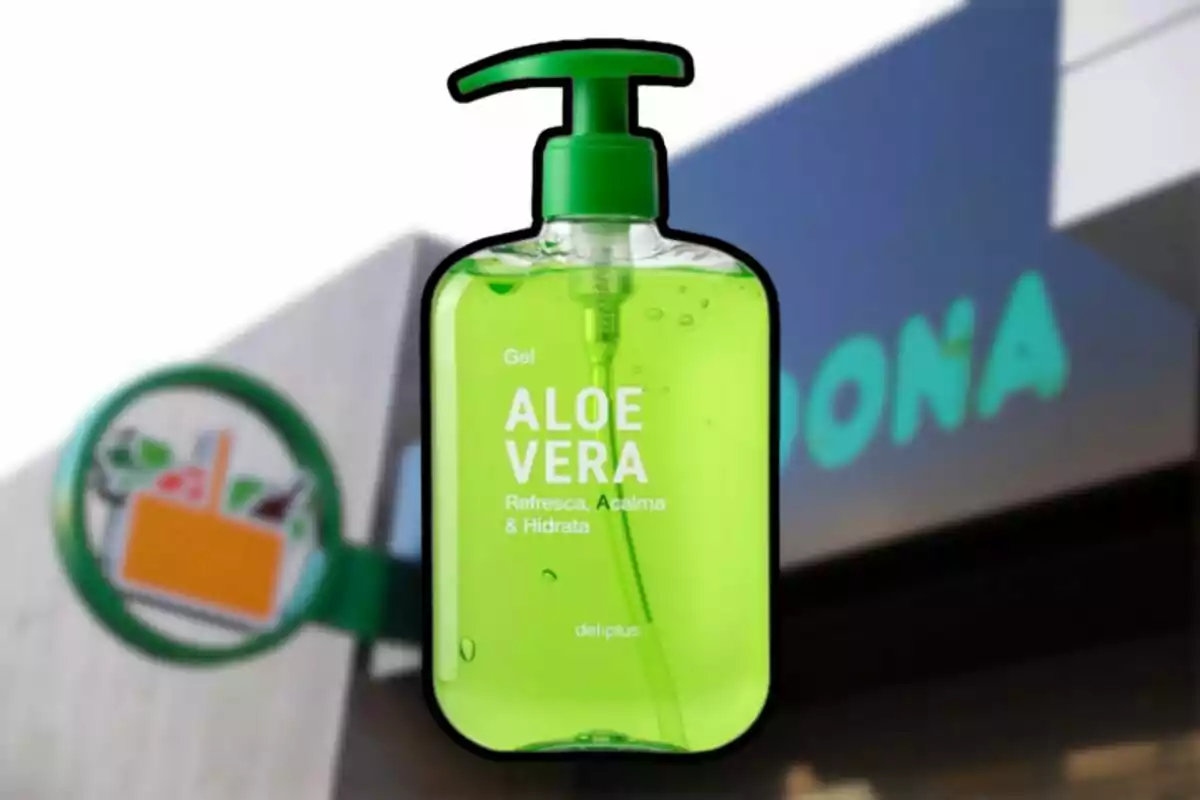 Gel de aloe vera con dispensador verde de la marca Deliplus frente a una tienda Mercadona desenfocada Gel de aloe vera con dispensador verde de la marca Deliplus frente a una tienda Mercadona desenfocada