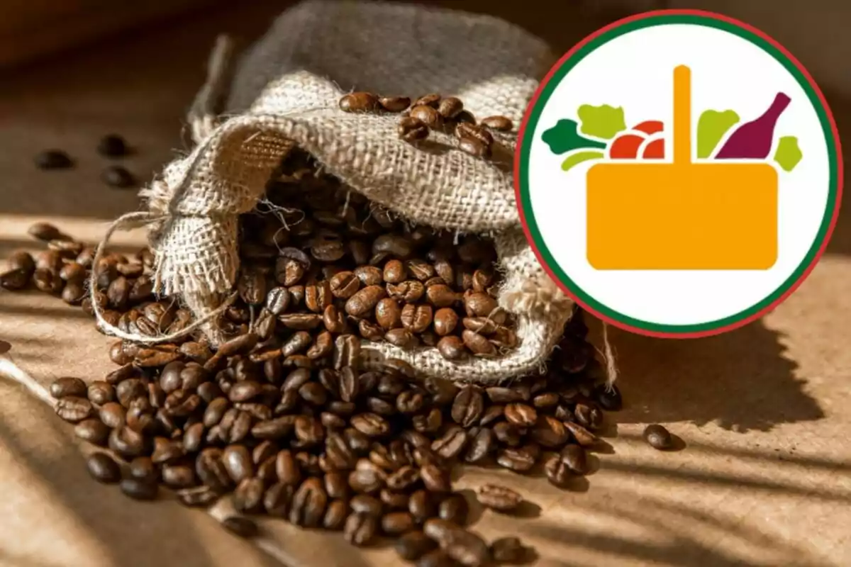 Granos de café saliendo de una bolsa de yute sobre una superficie marrón con un icono de canasta de supermercado en la esquina superior derecha Granos de café saliendo de una bolsa de yute sobre una superficie marrón con un icono de canasta de supermercado en la esquina superior derecha