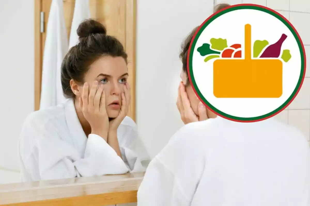 Mujer con bata blanca se mira al espejo con expresión de cansancio y su reflejo está cubierto por un icono de canasta de supermercado con verduras y una botella Mujer con bata blanca se mira al espejo con expresión de cansancio y su reflejo está cubierto por un icono de canasta de supermercado con verduras y una botella